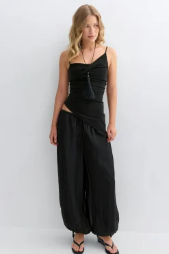 Asymmetric ruched singlet - Schwarz - Dame - Gina Tricot