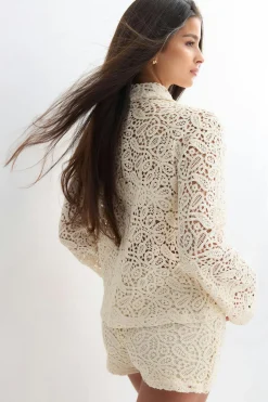 Knitted crochet shirt - Weiß - Dame - Gina Tricot