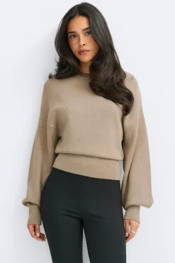 Knitted fitted sweater - Beige - Dame - Gina Tricot