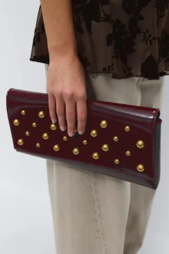 Patent studded clutch - Rot - Dame - Gina Tricot