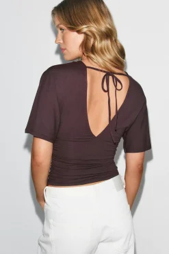 Shaped v-neck top - Braun - Dame - Gina Tricot