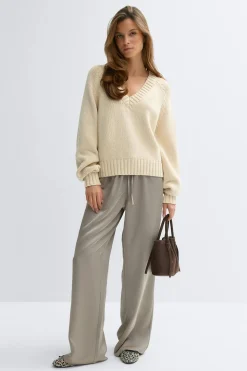 V-neck knitted sweater - Beige - Dame - Gina Tricot