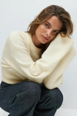Wide sleeve knitted sweater - Weiß - Dame - Gina Tricot